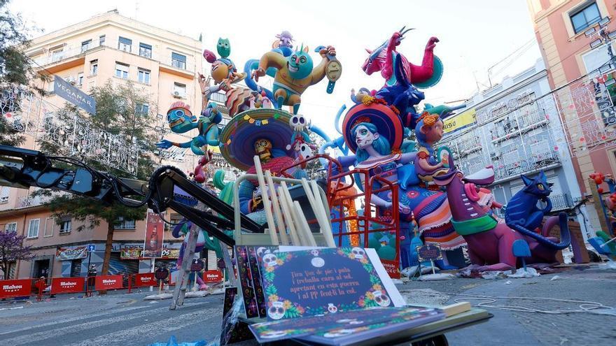 El artista Carlos Carsí, suspendido tras colapsar su taller