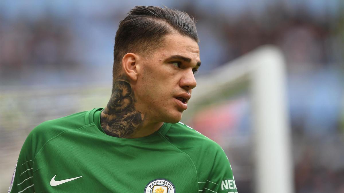 Ederson bajo palos