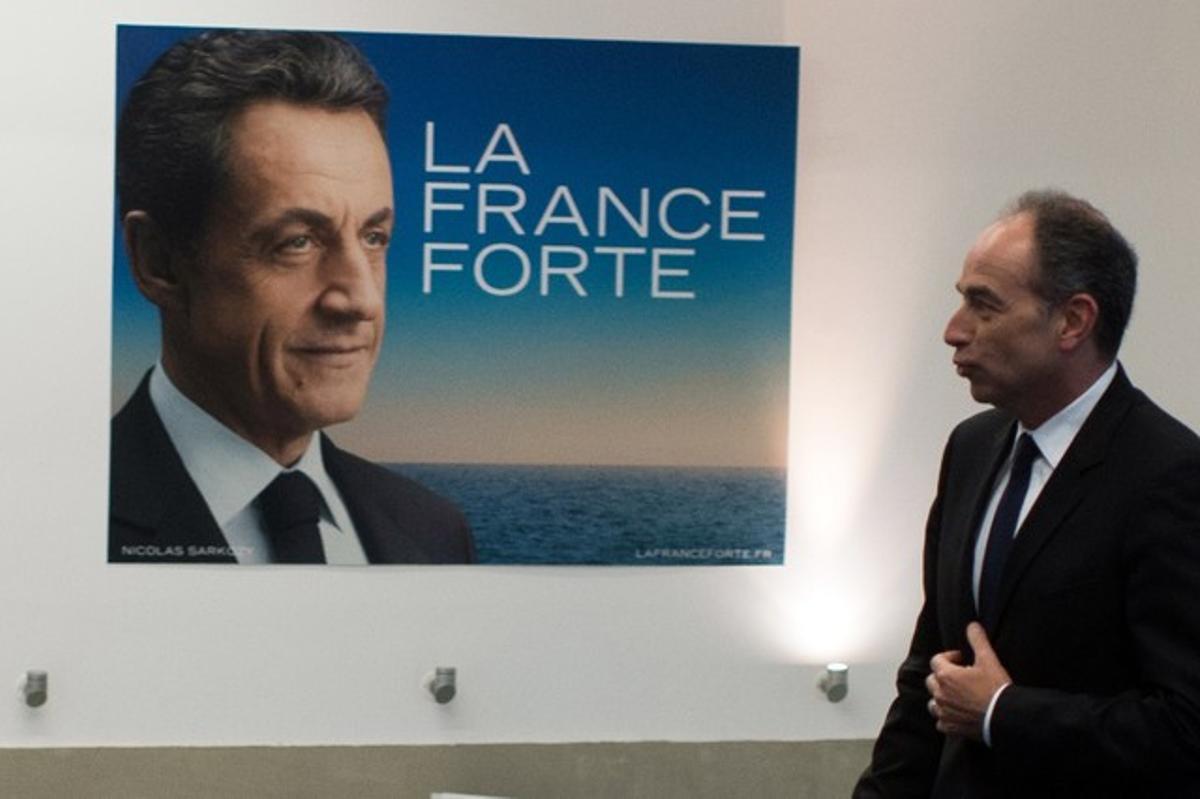 El president de la UMP, Jean-François Cope, passa davant d’un cartell amb la imatge de Nicolas Sarkozy, a la seu del partit conservador, el 8 de gener a París. El president de la UMP, Jean-François Cope, passa davant d’un cartell amb la imatge de Nicolas Sarkozy, a la seu del partit conservador, el 8 de gener a París.