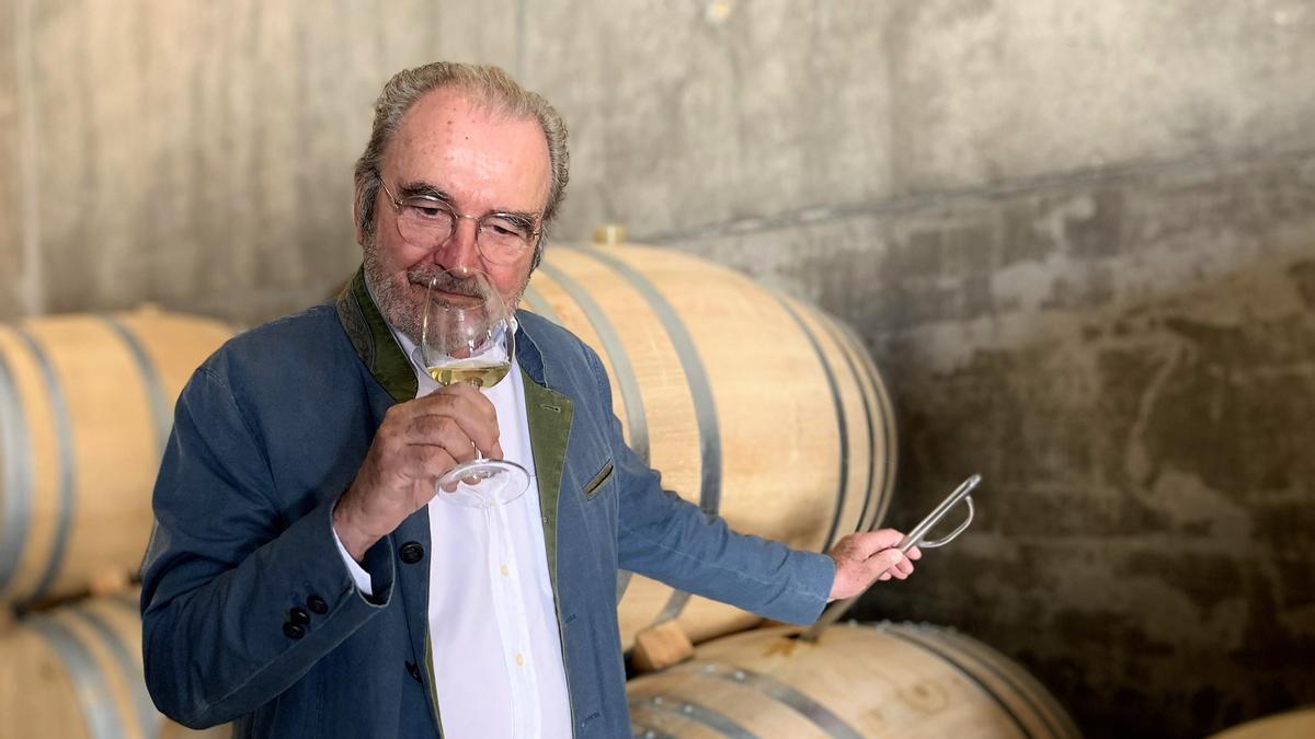 Didier Belondrade, en la sala de barricas de su bodega homónima, en la D.O. Rueda.