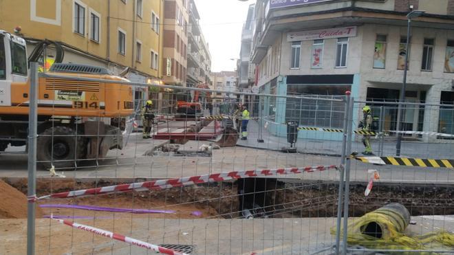 GALERÍA | Las obras de canalización obligan a cortar el tráfico en el centro de Zamora por un escape de gas