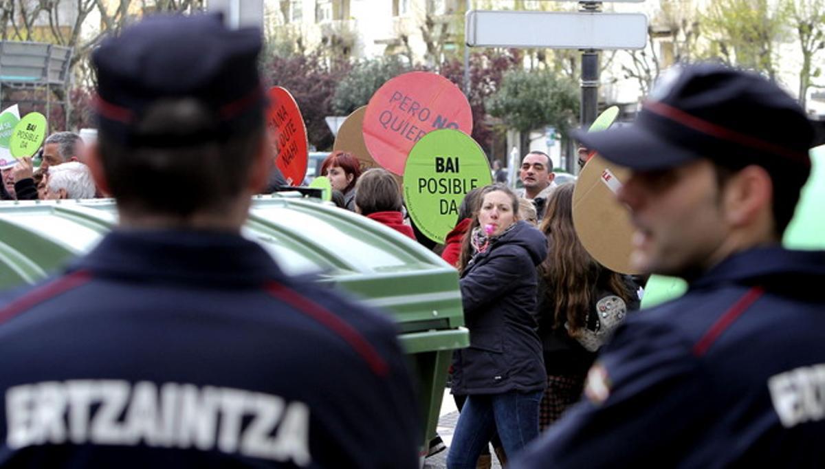 Agents de l’Ertzaintza custodien la zona de Sant Sebastià on s’ubica el despatx d’advocats del diputat del PP José Eugenio Azpiroz, aquest dilluns. Agents de l’Ertzaintza custodien la zona de Sant Sebastià on s’ubica el despatx d’advocats del diputat del PP José Eugenio Azpiroz, aquest dilluns.