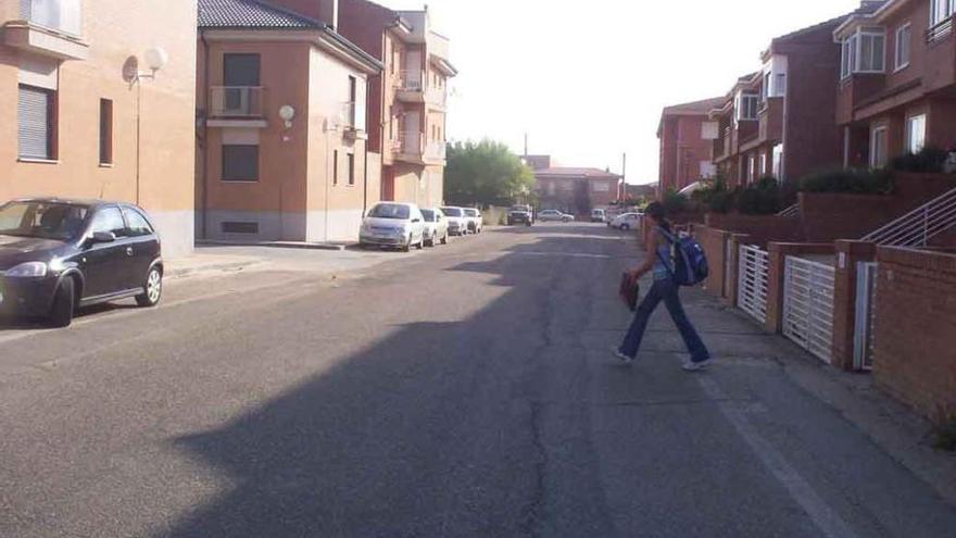 Una joven cruza una calle de Morales del Vino.