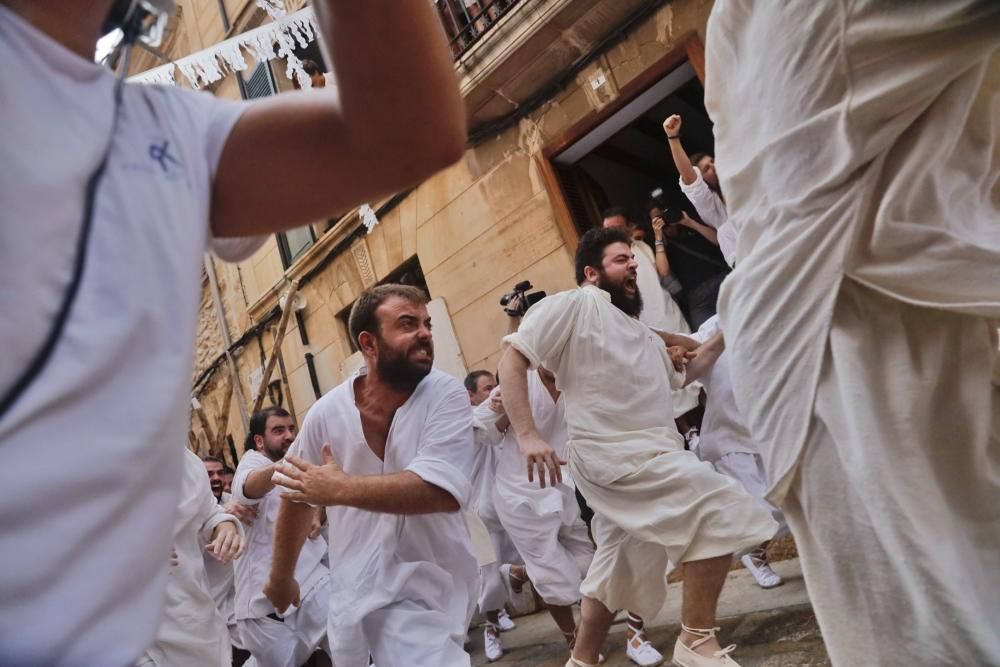 In diesem Jahr fiel die Nachstellung der historischen Schlacht am Mitwoch (2.8.) besonders hitzig aus. Das Fest kreist um Joan Mas, einen einfachen Bürger von Pollença, der am frühen Morgen noch im Nachthemd, aber mit Schild und Schwert auf die Straße sprang und den ersten Zweikampf gegen den türkischen Piraten Dragut ausfocht.