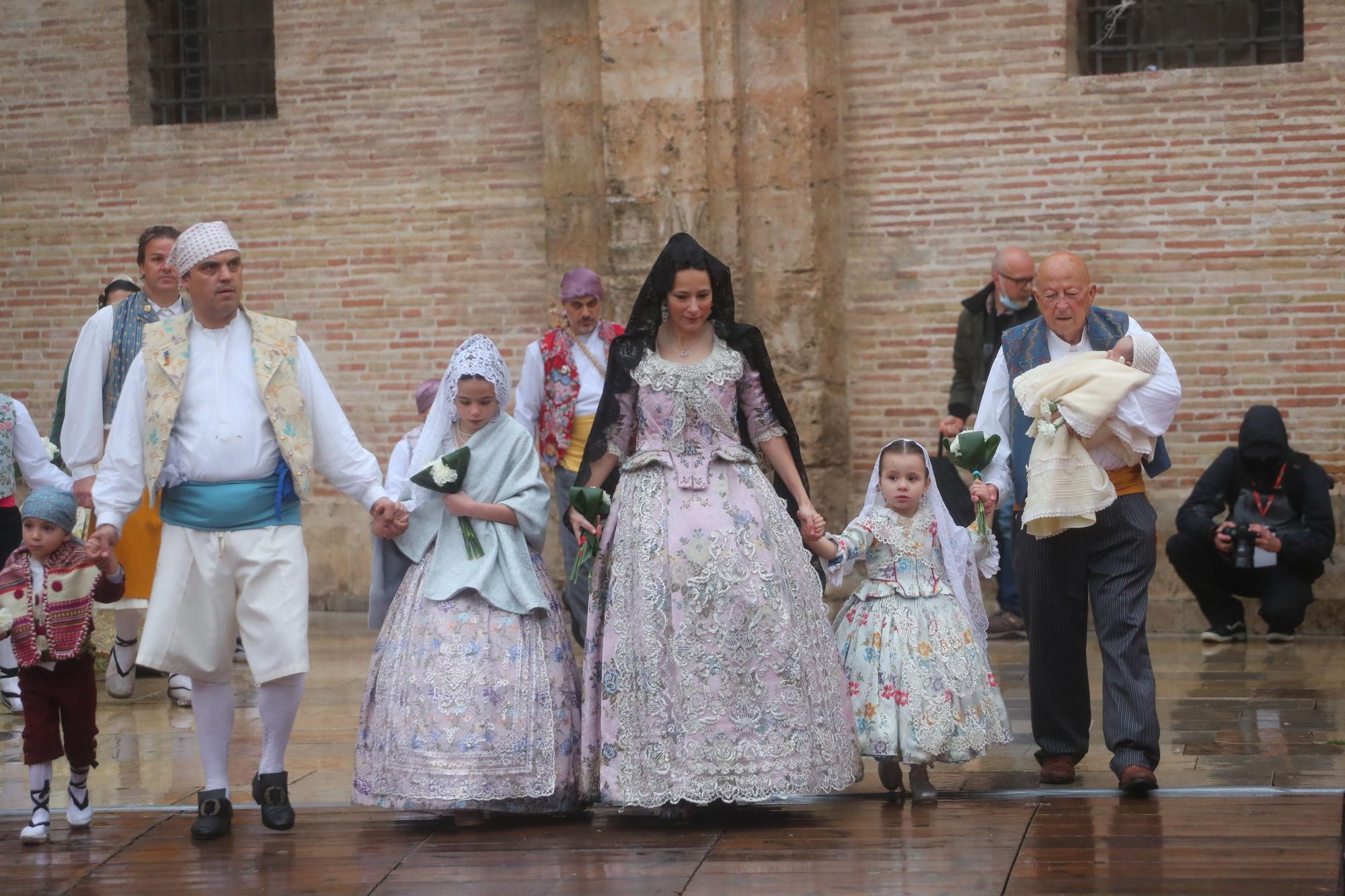 Búscate en el primer día de ofrenda por la calle de la Paz (entre las 17:00 a las 18:00 horas)