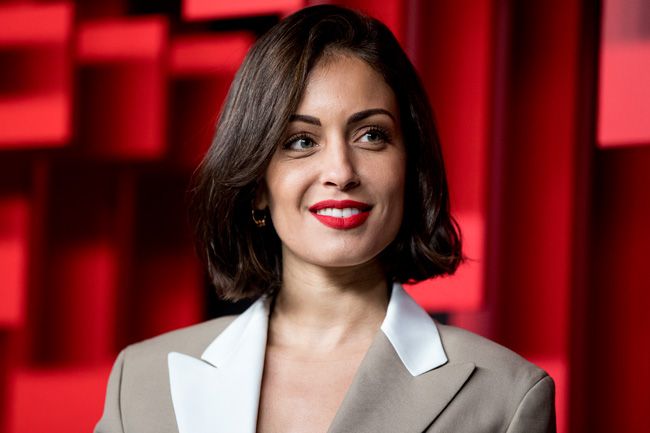 Hiba Abouk en la fiesta de Netflix España con su nuevo corte de pelo bob, labios rojos y maquillaje natural