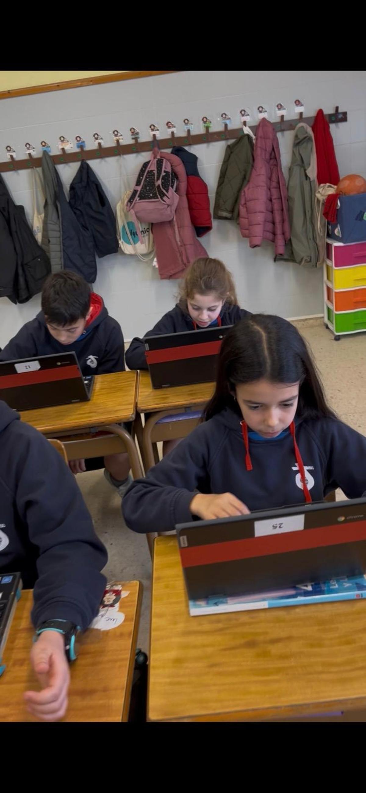 Alumnos trabajando en los ordenadores.