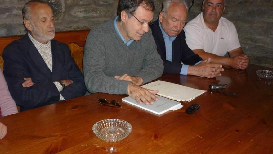 Por la izquierda, Enrique Menéndez, familiar de Rodríguez Riesco; Juaco López, editor del libro; Francisco Rodríguez, mecenas; y Jesús Matías, presidente de la parroquia, ayer, en Leitariegos, en la presentación del libro.