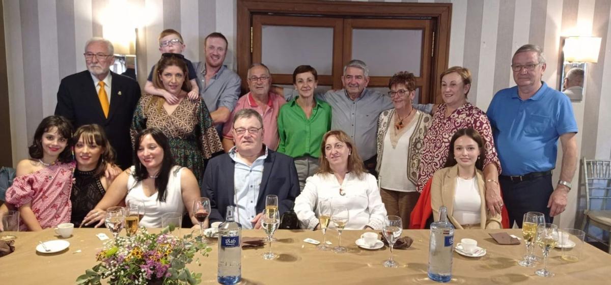 Narciso Fernández Arduengo –sentado en el centro–, junto a su familia.