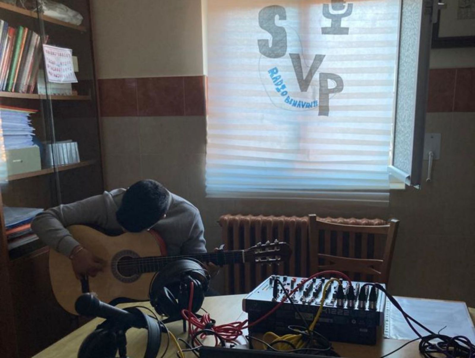 Un alumno del colegio San Vicente de Paúl graba una sintonía a la guitarra.