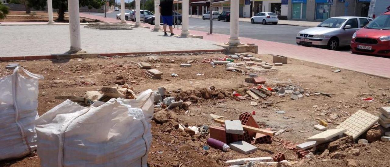 La obra del parque fue paralizada y vallada por el Ayuntamiento.