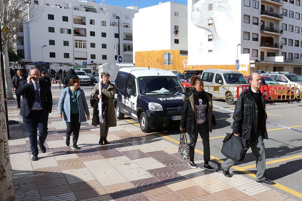 Una comitiva del Ministerio de Justicia junto al juez decano de Ibiza, Juan Carlos Torres, Marta Díaz y Ramón Roca han visitado las instalaciones de la máxima institución insular.