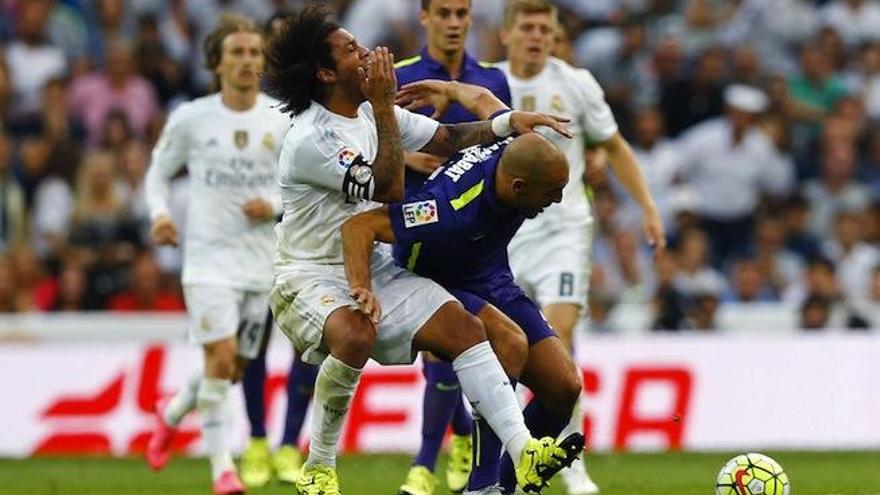 Instante en el que Nordin Amrabat golpea al madridista Marcelo durante el partido del sábado.