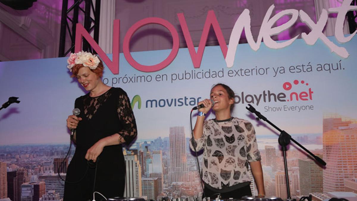 Bimba Bosé canta junto a su hija Dora Postigo en el evento NowNext