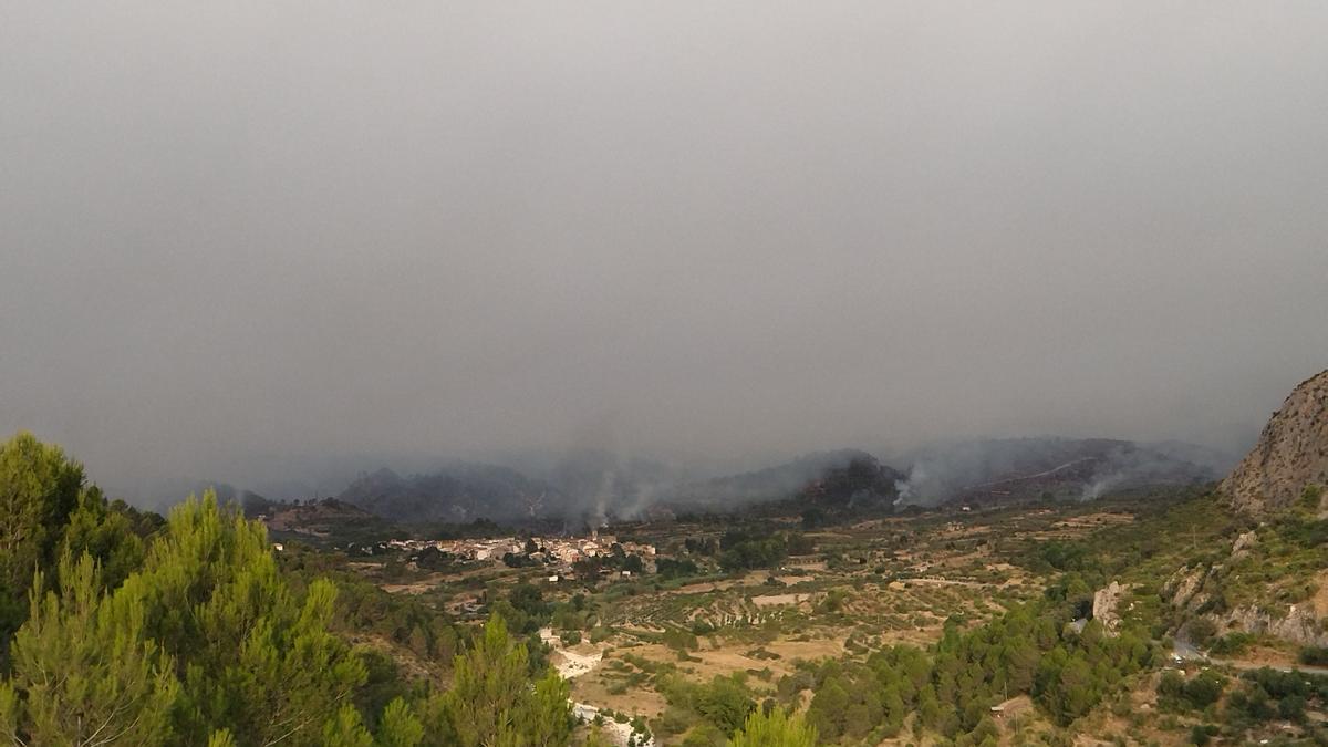 El núcleo de la Vall d&#039;Ebo, rodeado de negro humo del incendio