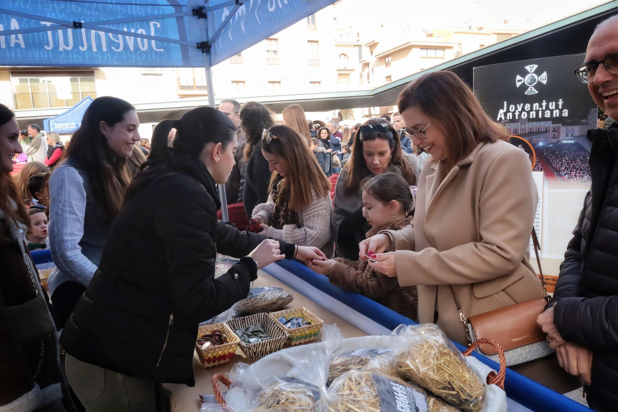 Multitudinaria entrega de las cartas de los niños de Vila-real a los pajes reales