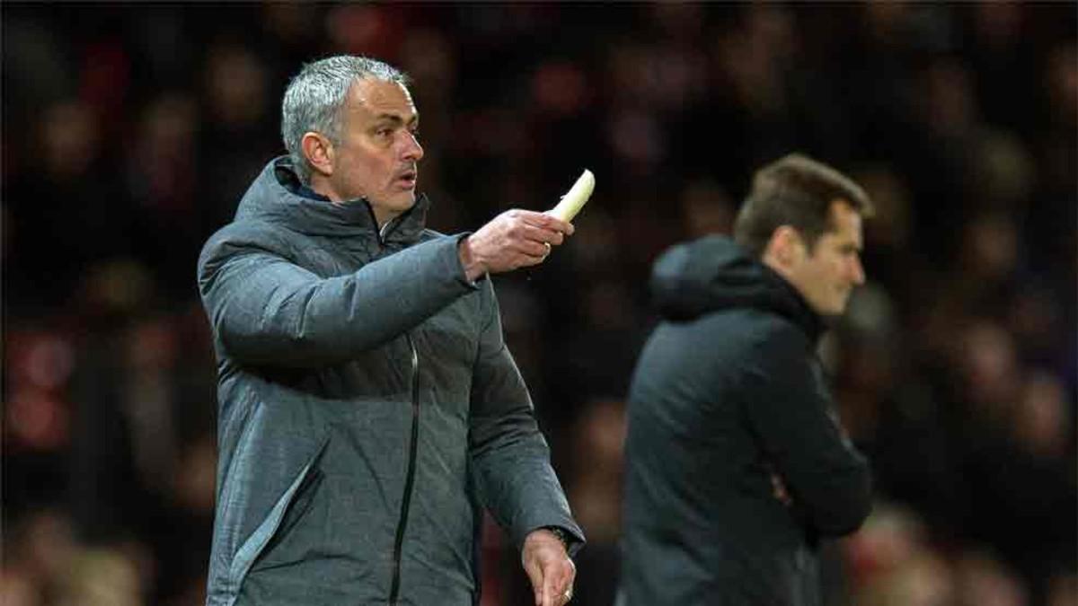 Mourinho, con el plátano en la mano