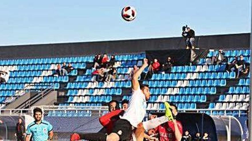 Acción de la mano que derivó en el penalti del Constància.