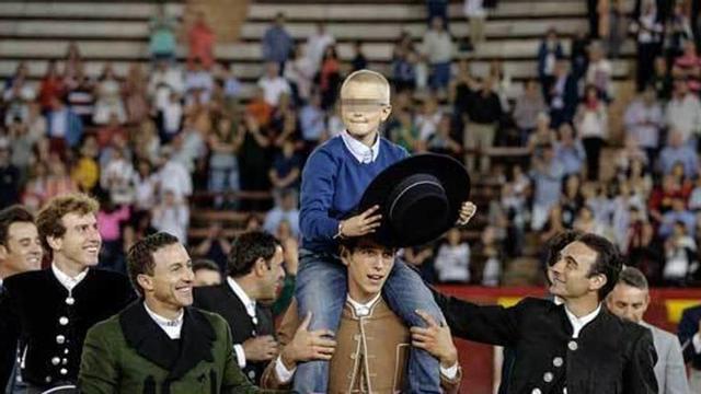 El niño Adrián Hinojosa, a hombros dando el paseíllo con Ponce.