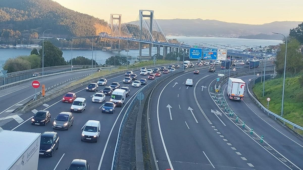 Las colas se extendían hasta el puente de Rande