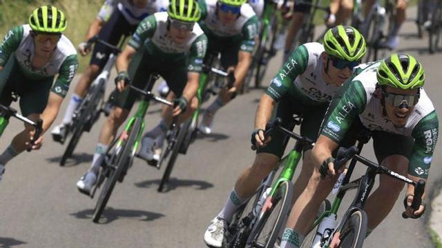 Los corredores del Caja Rural-Seguros RGA, durante el Campeonato de España, con Samuel Fernández a la izquierda.  |