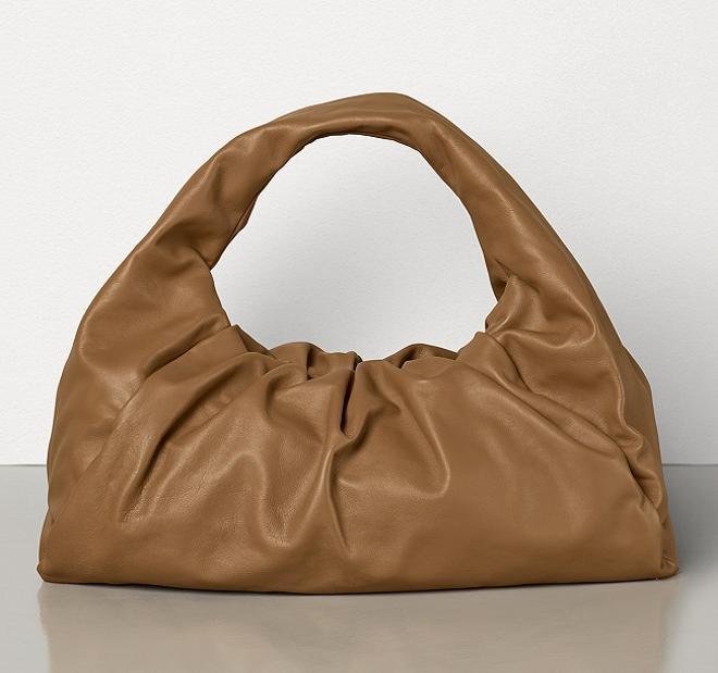 Bolso croissant en camel de Bottega Veneta