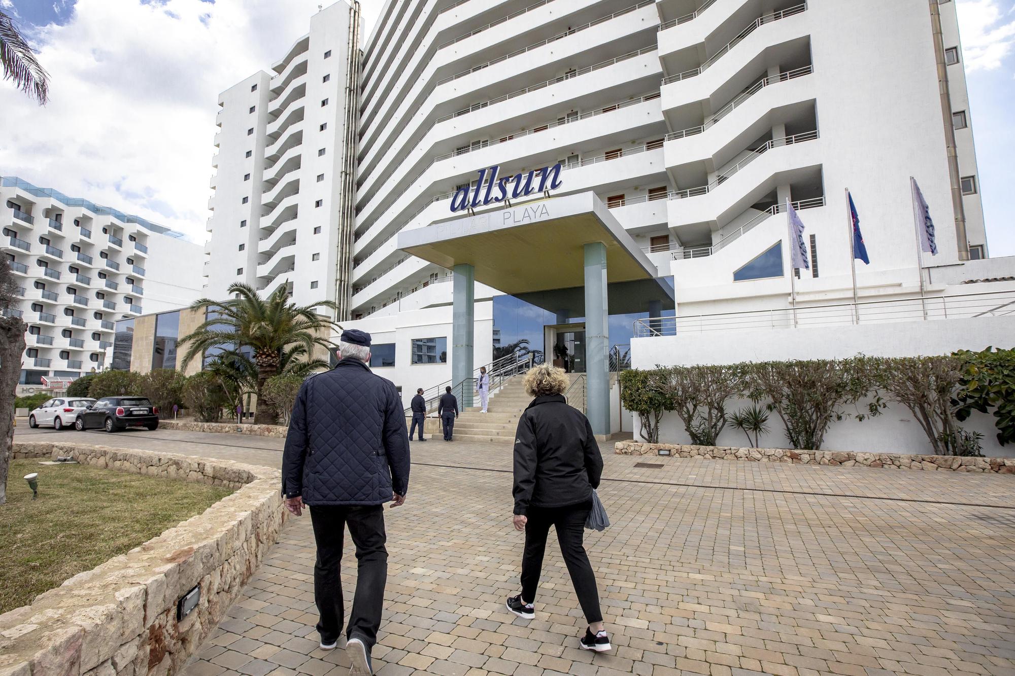 Ajenos a la controversia, los turistas alemanes se refugian en Platja de Palma