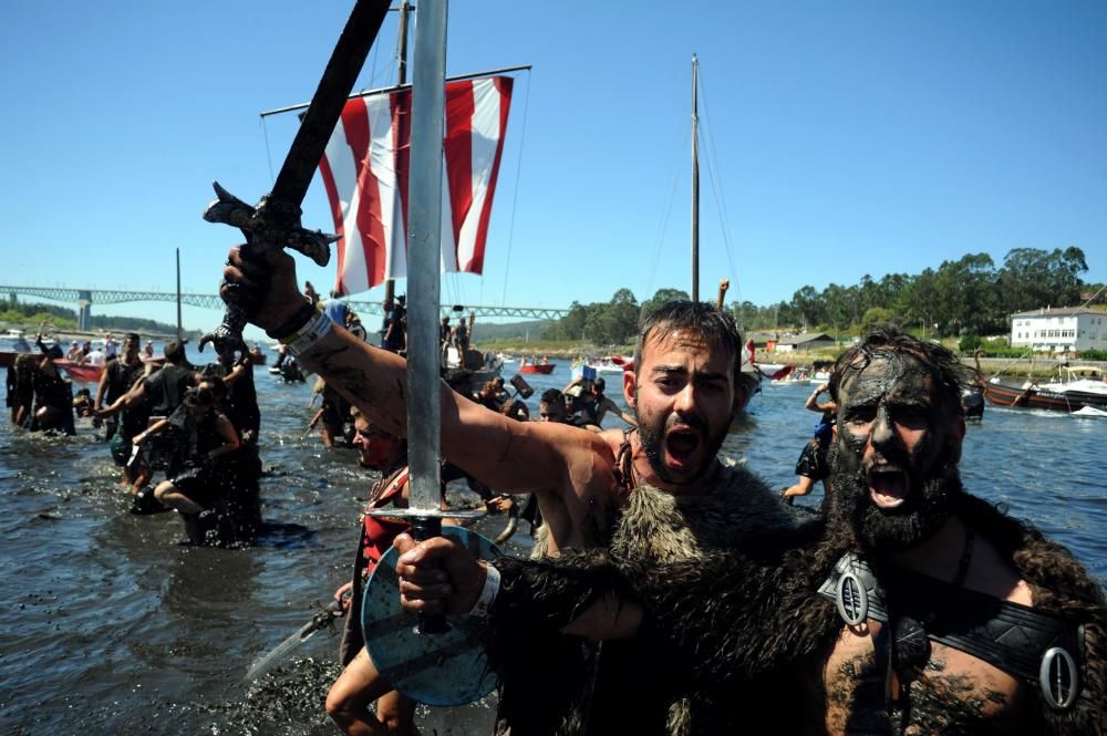 La recreación del desembarco se convierte en el acto central de la Romaría Vikinga