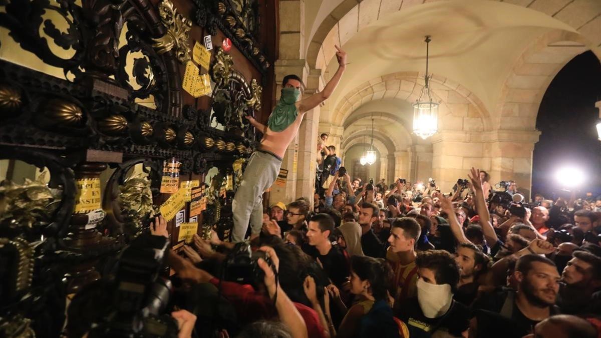 Fotogalería: las imágenes de la protesta en el Parlament en el aniversario del 1-O