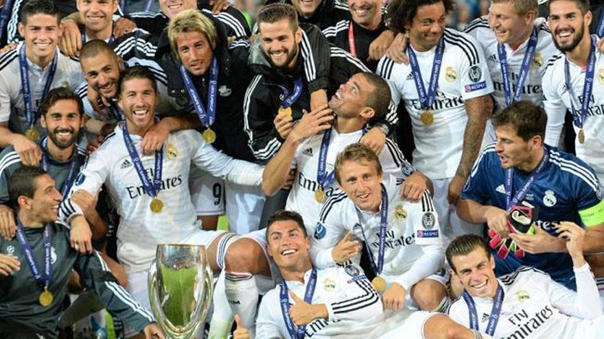 Los jugadores del Madrid con la copa de campeones.