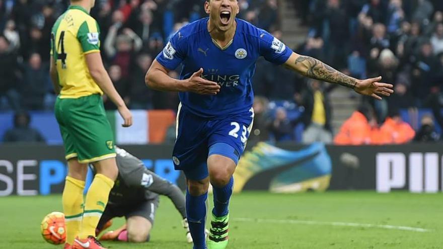 El argentino Ulloa celebró así el gol que marcó en el minuto 89 y que mantiene líder al Leicester.