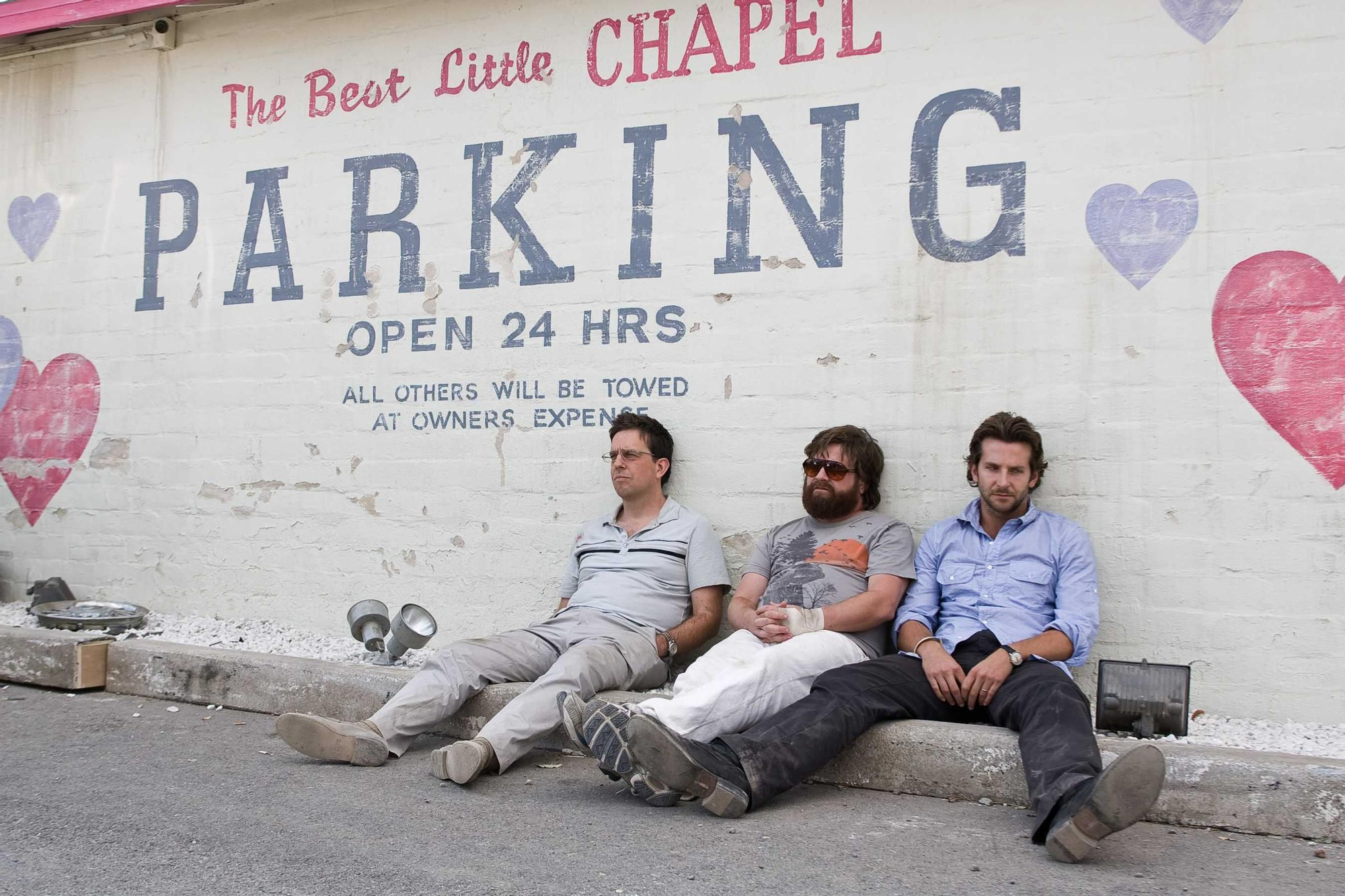 Ed Helms, Zach Galifianakis y Bradley Cooper en 'Resacón en Las Vegas'.