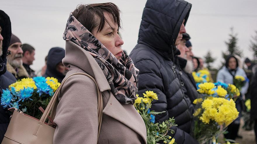 Varias personas en un cementerio de Bucha (Ucrania) recuerdan el pasado viernes a las víctimas del ejército ruso.