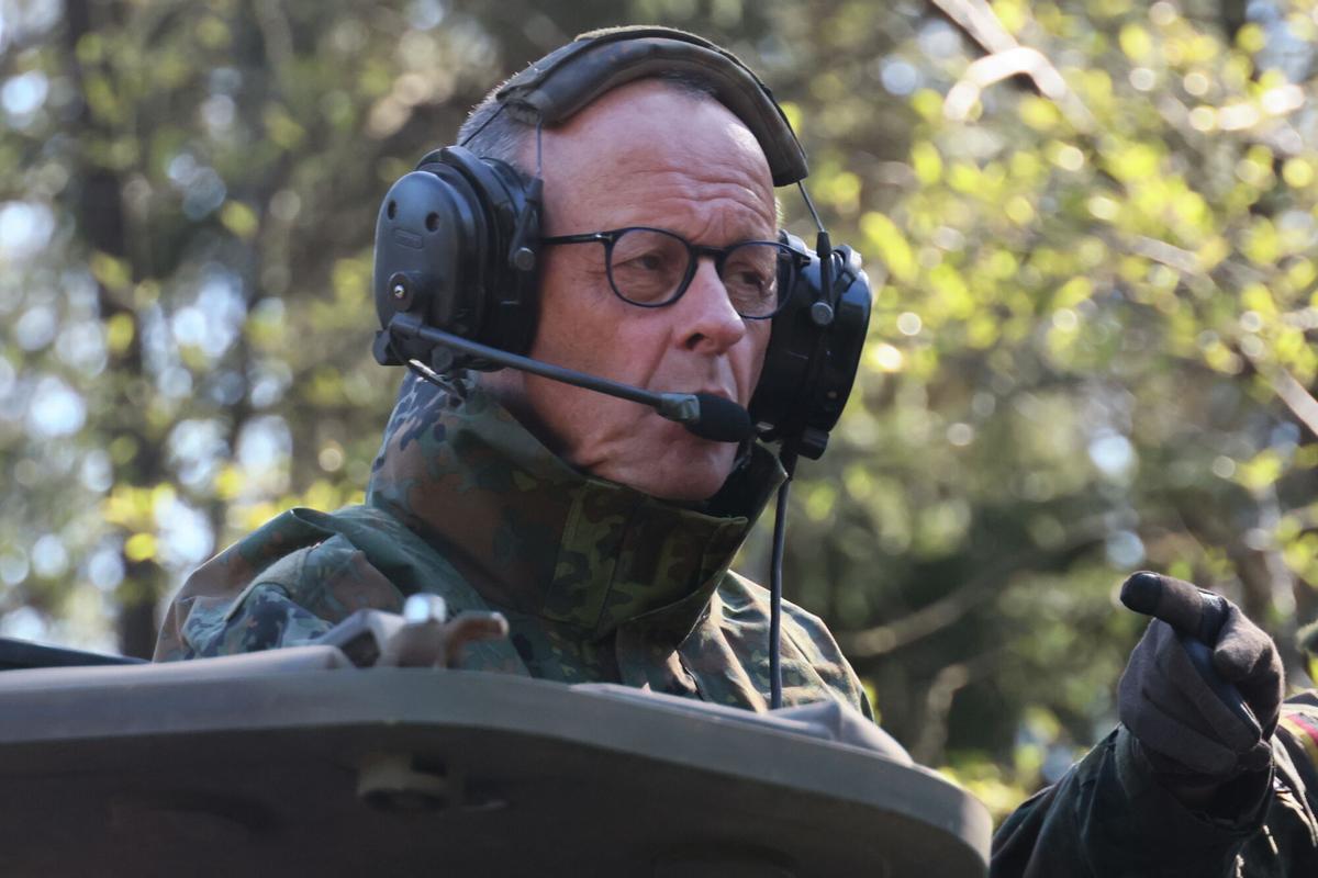 El canciller alemán Friedrich Merz viaja en un vehículo blindado de ruedas Boxer durante un ejercicio de las Fuerzas Armadas alemanas (Bundeswehr) en Münster, el pasado 30 de abril.