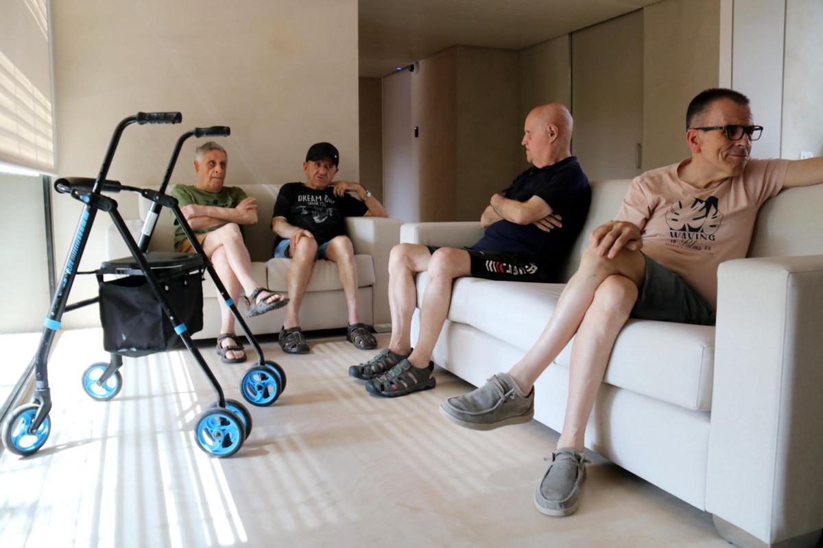 Usuaris d'Ampans en una de les llars de la nova residència La Parada de Manresa