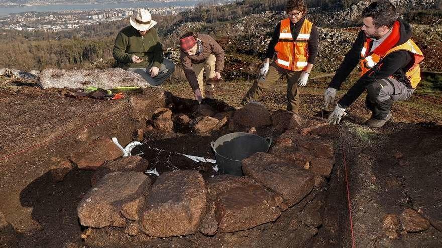 Los arqueólogos, en plena faena en la primera fase de la excavación. // José Lores