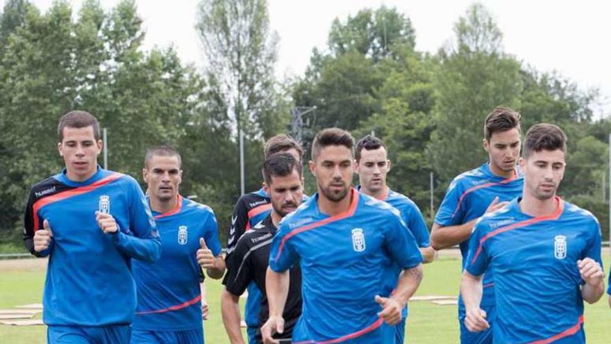 Jugadores del Oviedo en el entrenamiento de ayer por la mañana.