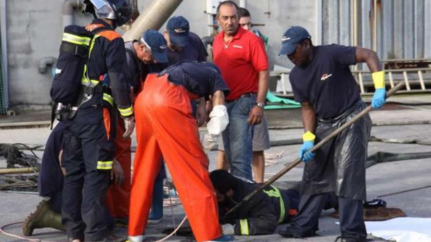 Momento en el que los equipos de rescate intentan sacar de la alcantarilla a una de las víctimas. / muñiz