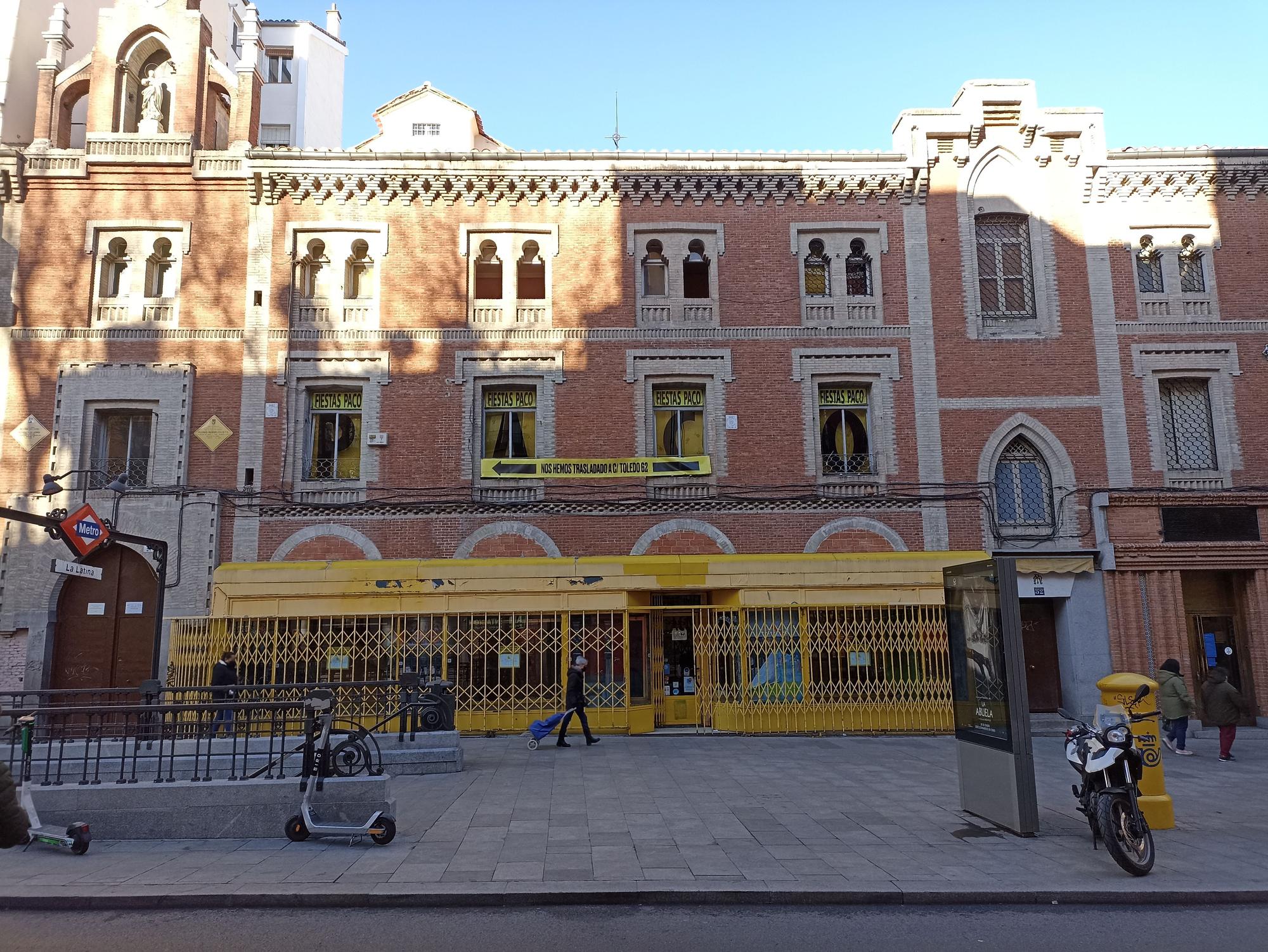 Vista de la tienda de disfraces Fiesta Paco, situada en la fachada del convento La Latina de la calle Toledo.