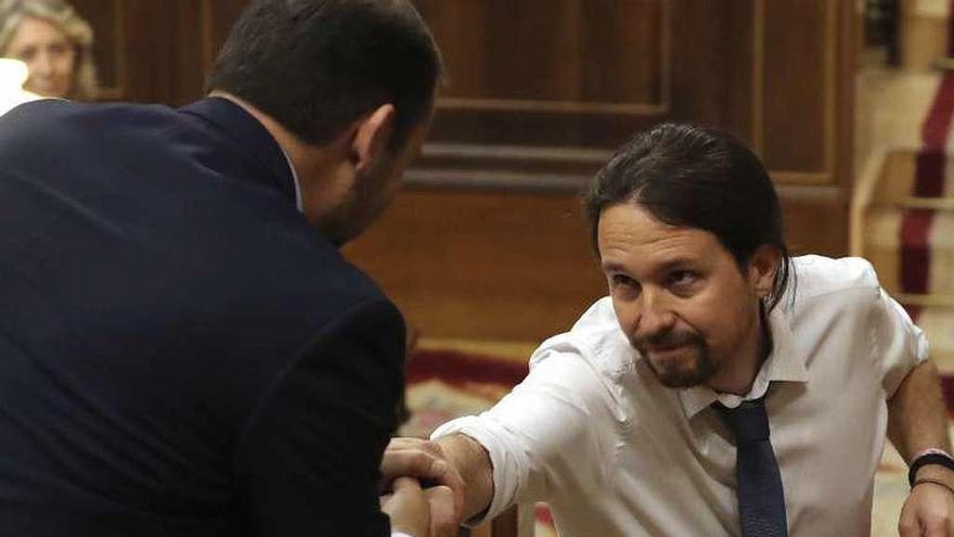 Iglesias y Ábalos se estrechan la mano durante el Pleno. // Efe