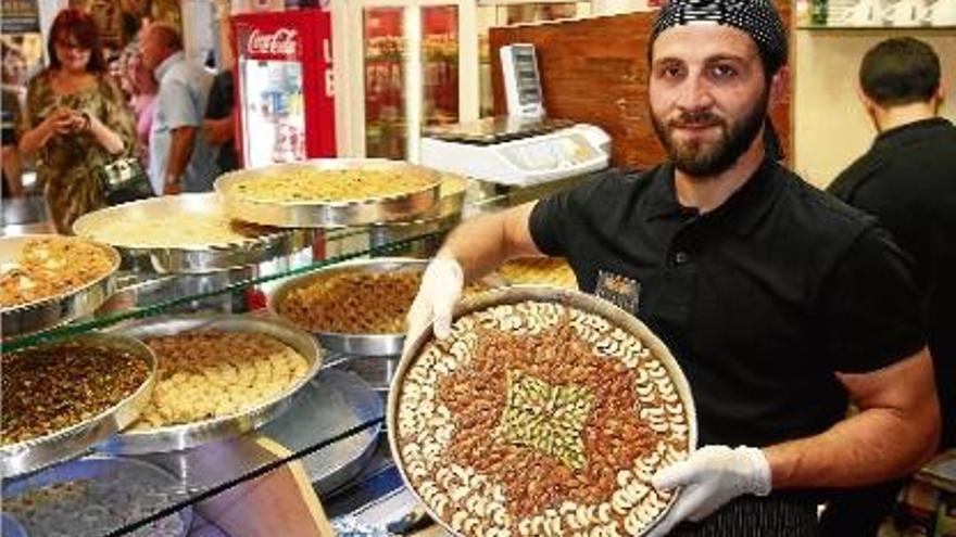 El jove sirià Ahmad Basal, el 8 de juliol durant la inauguració de la pastisseria Palmira, al carrer Ballesteries.