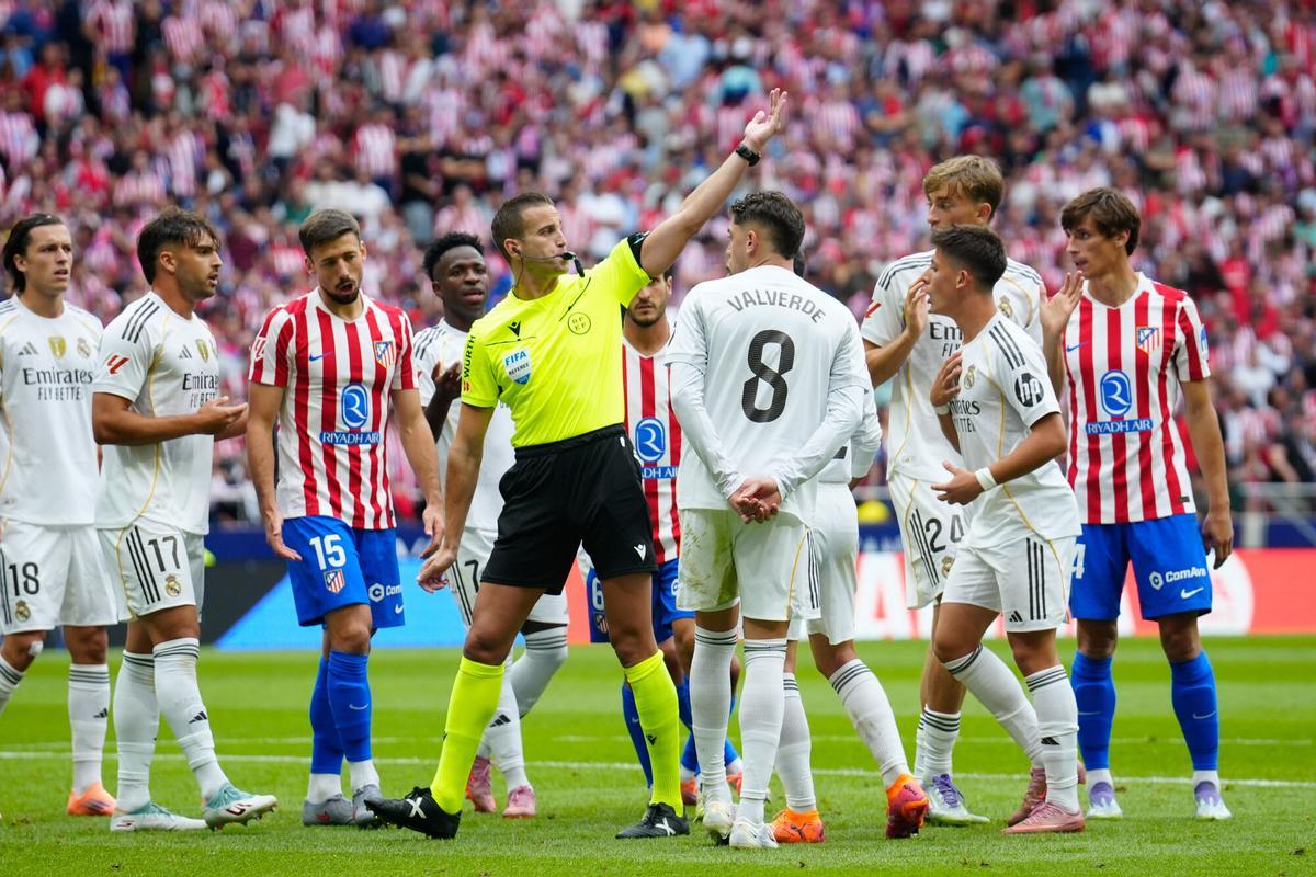 El árbitro del encuentro Javier Alberola Rojas (c) durante el partido de liga entre el Real Madrid y el Atlético de Madrid que se disputa en el estadio Riyadh Air Metropolitano este sábado. EFE/ Borja Sánchez-Trillo. atletico madrid . real madrid. liga españa 2025/2026 atletico madrid . real madrid. 07. accion. riyadh air metropolitano