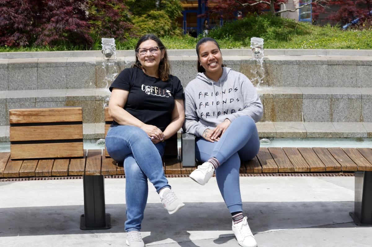 Nirsa Torres y Darys Lazarte, en la viguesa Plaza de América