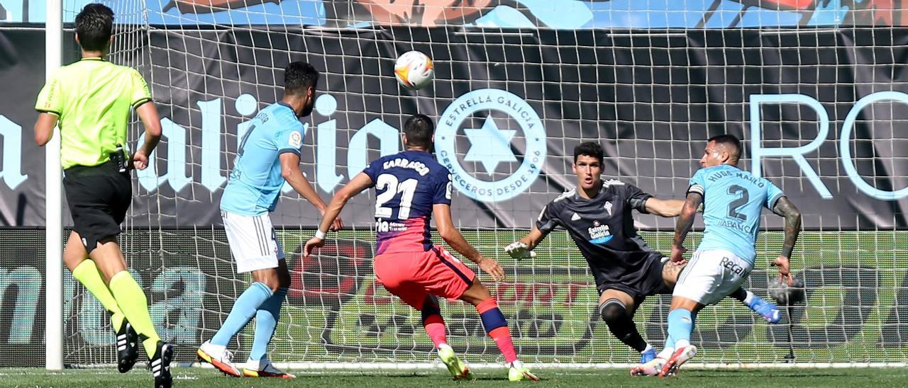 Dituro, ante Carrasco, Araújo y Mallo, en su debut con el Celta.