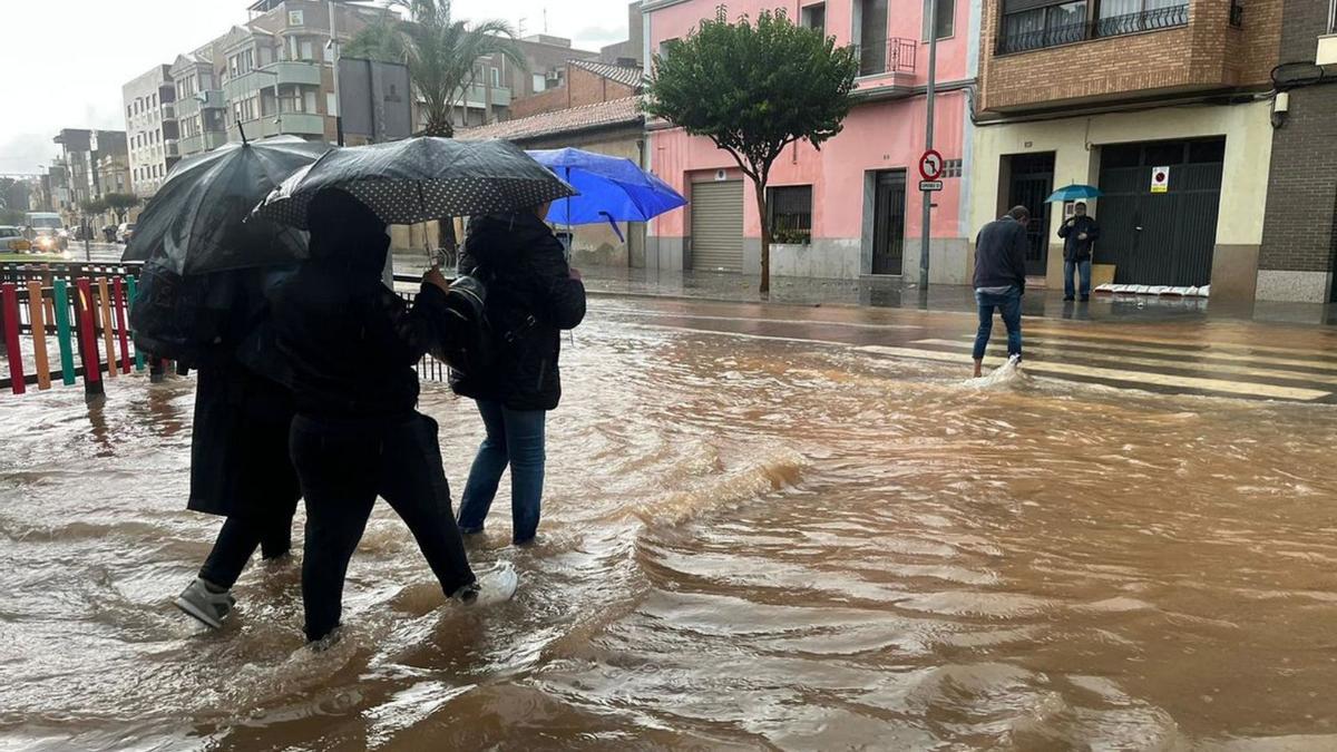 Comercios sin luz por la caída de un rayo en la localidad de Llucena .  