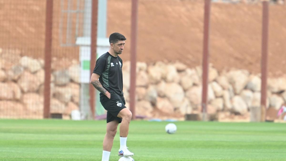 Pablo Hernández, pensativo en la Ciudad Deportiva de la Coma.