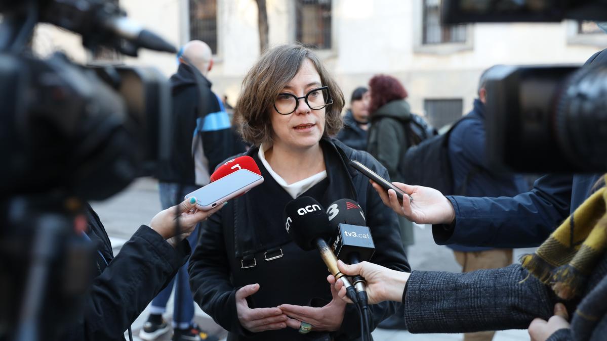 La diputada del Parlament de Cataluña y portavoz de la CUP, Eulàlia Reguant, responde a los medios a su llegada al Tribunal Supremo.