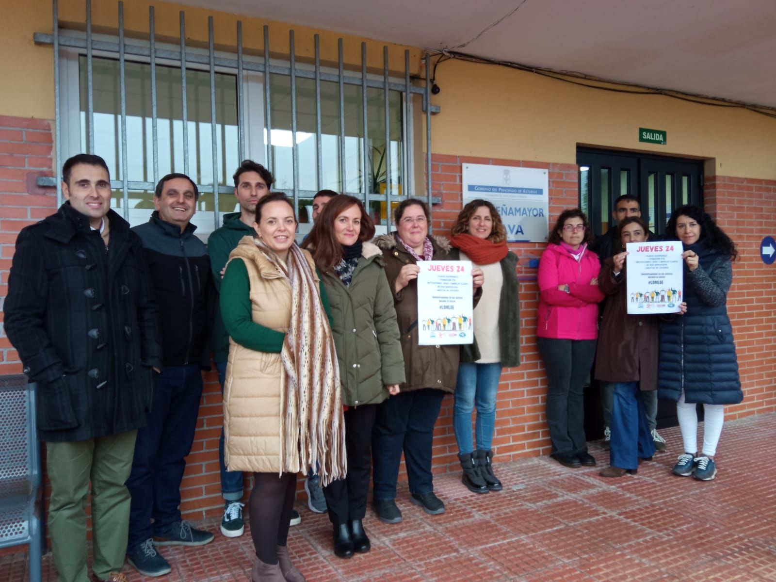 EN IMÁGENES: Decenas de profesores se manifiestan en Asturias contra la LOMLOE