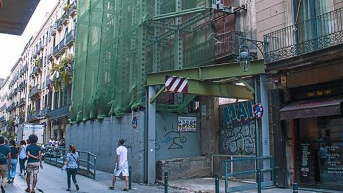 Unas lonas verdes tapan el edificio de la calle de Princesa, 21, ayer.