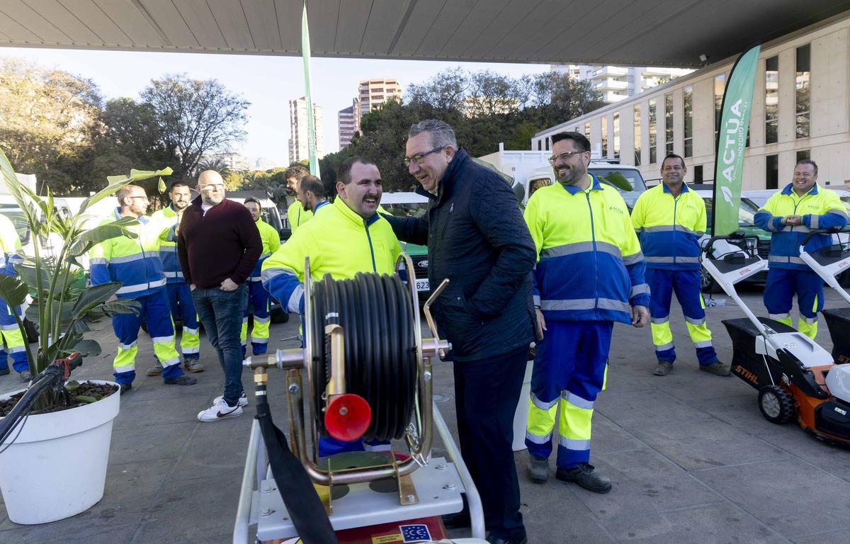 Benidorm presenta un nuevo servicio de conservación y limpieza de zonas verdes gestionado por Actúa